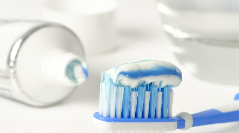 Alternativas naturais à pasta de dentes que os seus dentes vão adorar