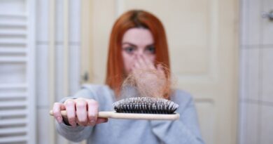 Почему не стоит паниковать из-за послеродового выпадения волос