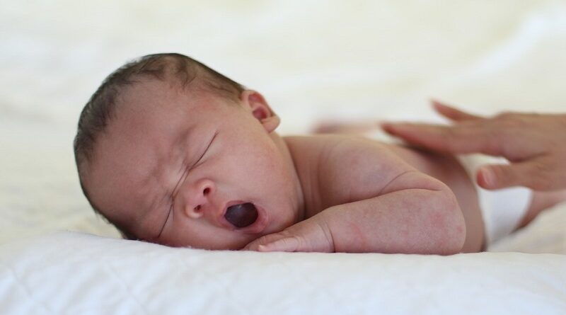 ¿Por qué se frotan los ojos los bebés? 5 posibles razones