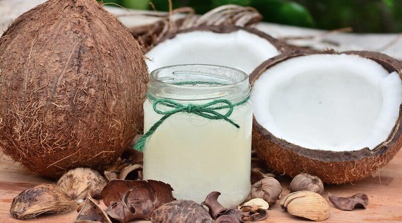 Les bienfaits de l'huile de coco pour les dents et les gencives