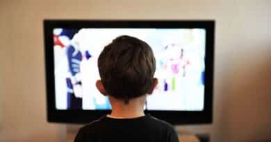 Czy oglądanie telewizji wpływa na wzrok