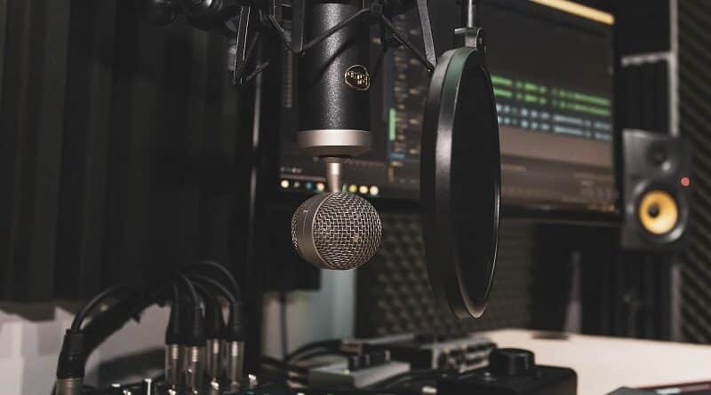 De bedste værktøjer til kunstig intelligens til redigering af podcasts